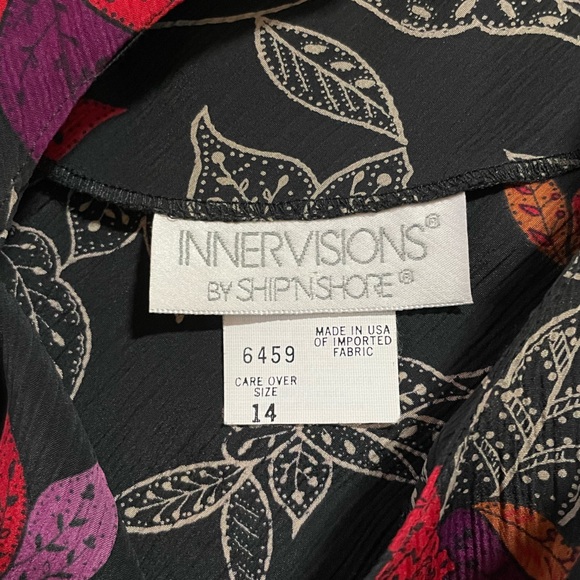 Size 14 vintage floral blouse on a black background. Very cute. - Picture 6 of 9